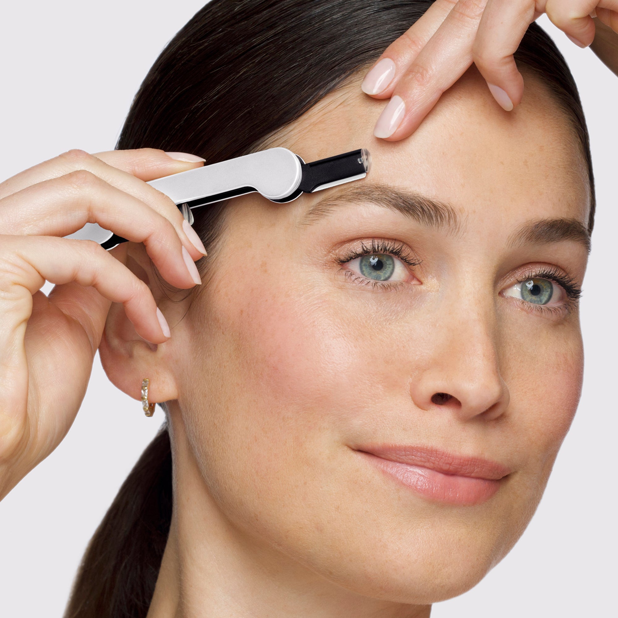 Model using Brow & Facial Grooming Set's Adjustable Facial Razor