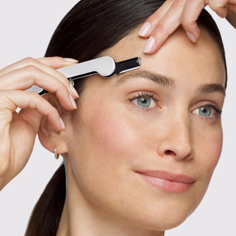 Model using Brow & Facial Grooming Set's Adjustable Facial Razor