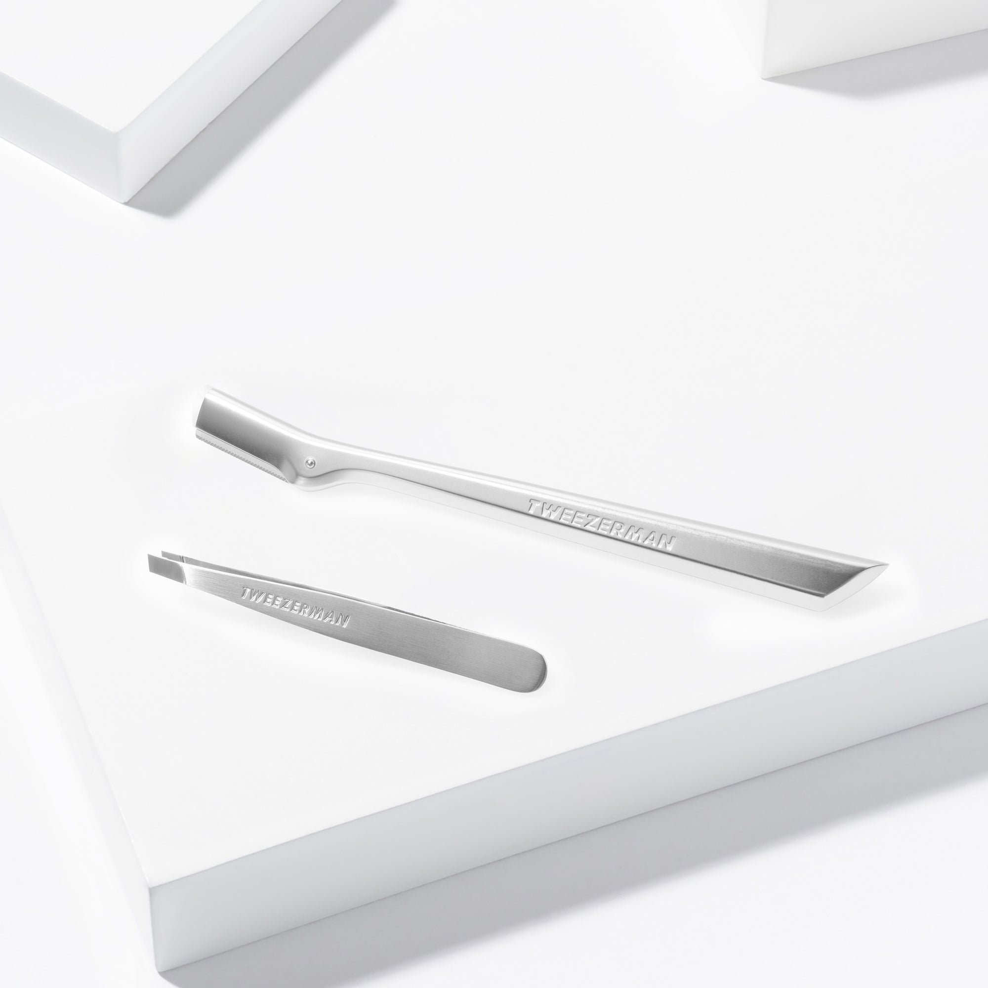 Brow Razor and Mini Tweezer Set