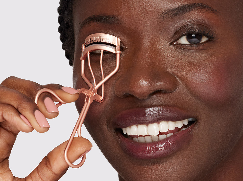 Model using the Rose Gold Lash Curler