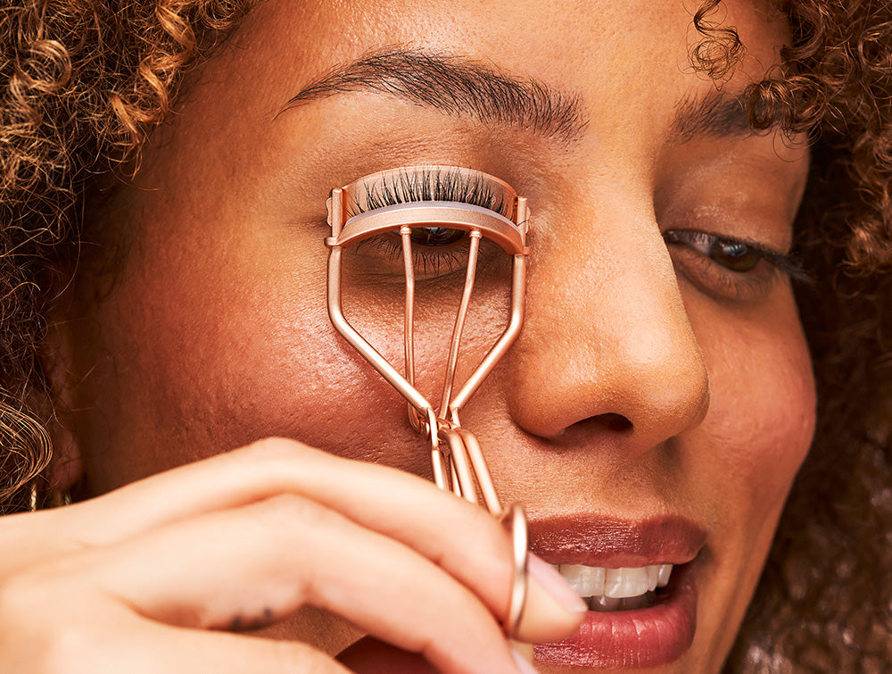 Model using the Rose Gold Eyelash curler to curl the lashes