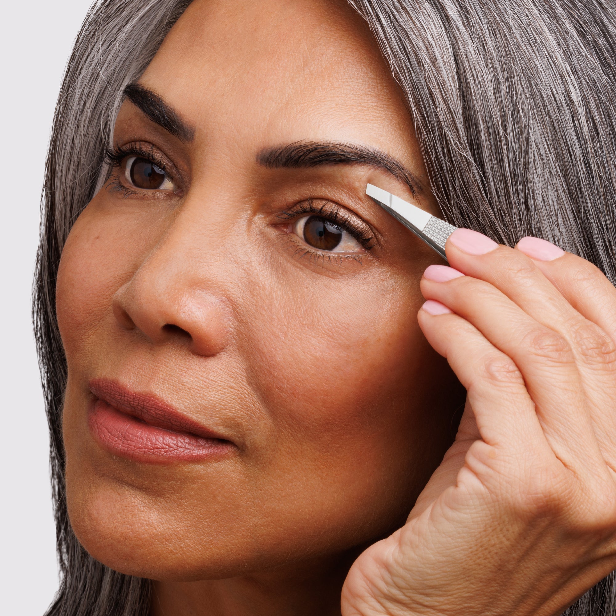 Model using the Wide Grip Slant Tweezer