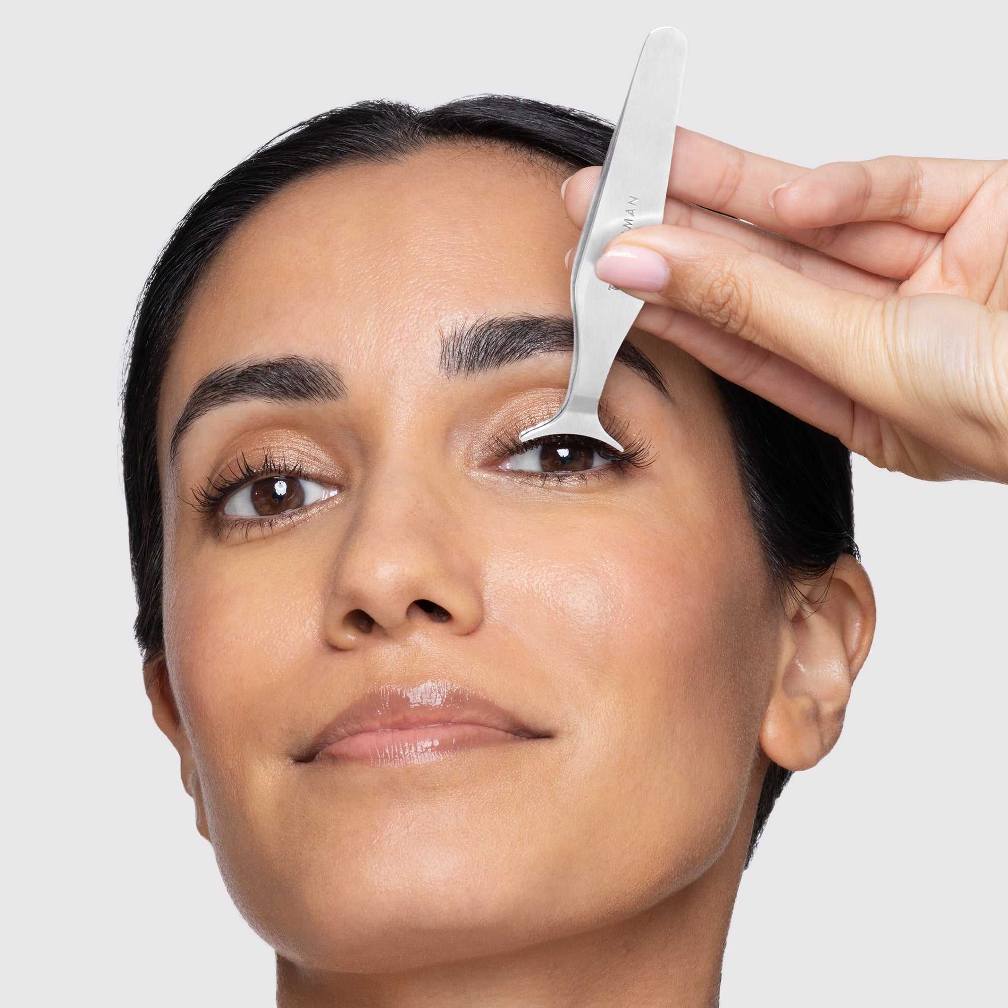 MODEL USING Wide Grip Lash Applicator