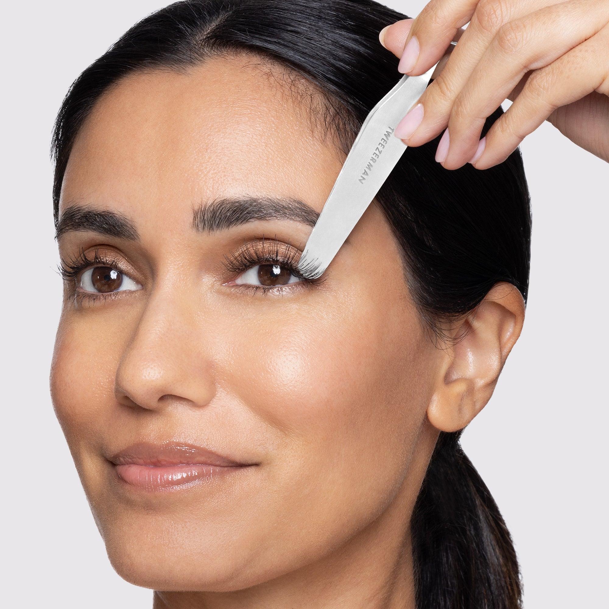 MODEL USING Wide Grip Lash Applicator
